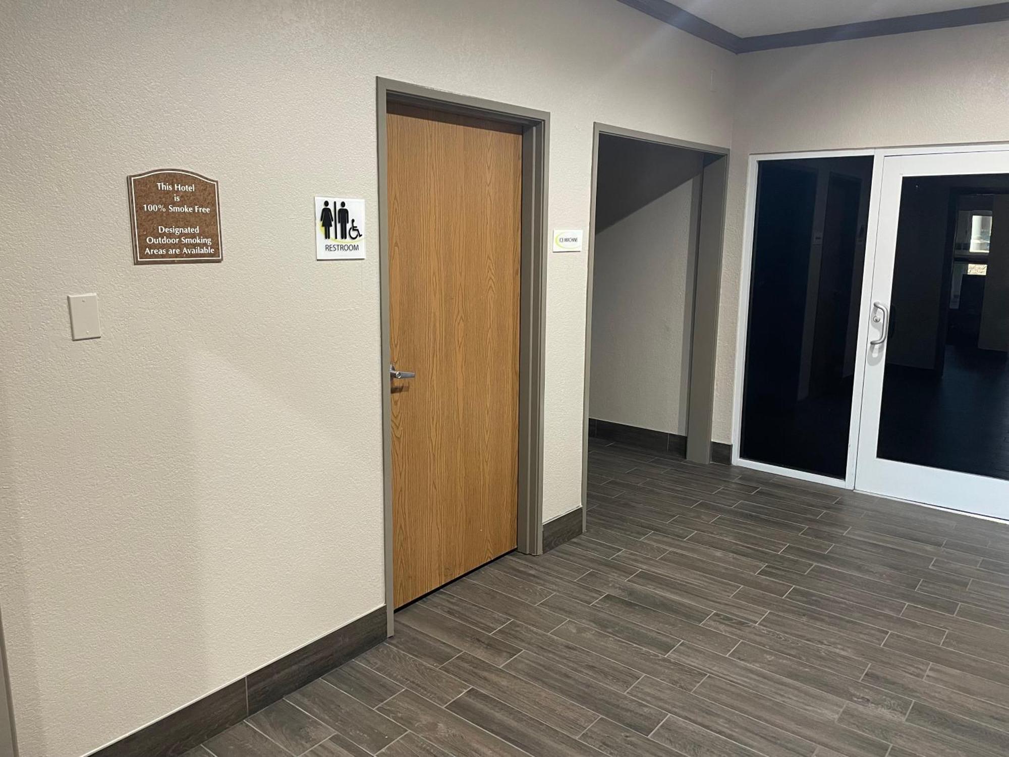 Super 8 By Wyndham San Antonio/Alamodome Area Hotel Luaran gambar